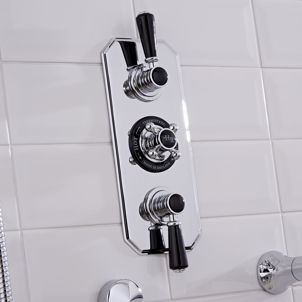 Nostalgische Tripple Duscharmatur mit schwarzen Details, Unterputz