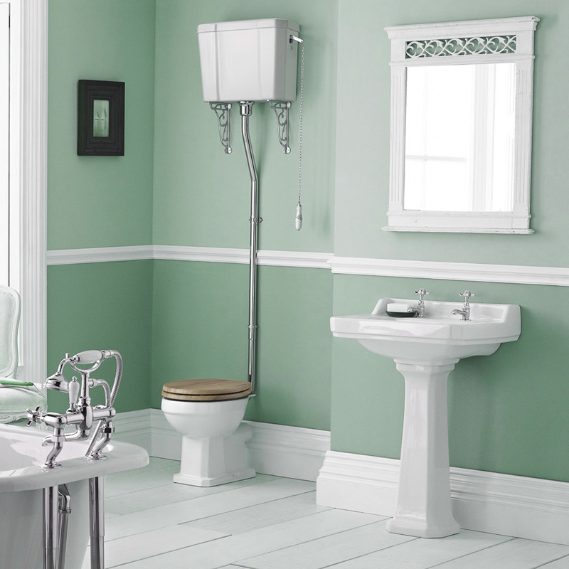 Klassische Toilette mit hohem Spülkasten und Keramikwaschtisch 2-Loch