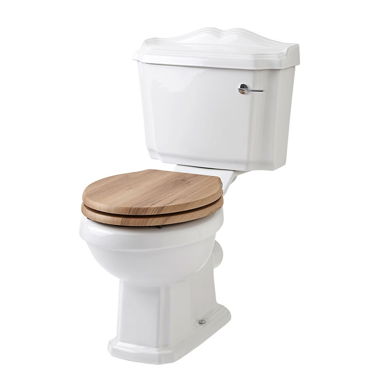 Traditionelle Toilette mit Toilettenbrille und Spülkasten