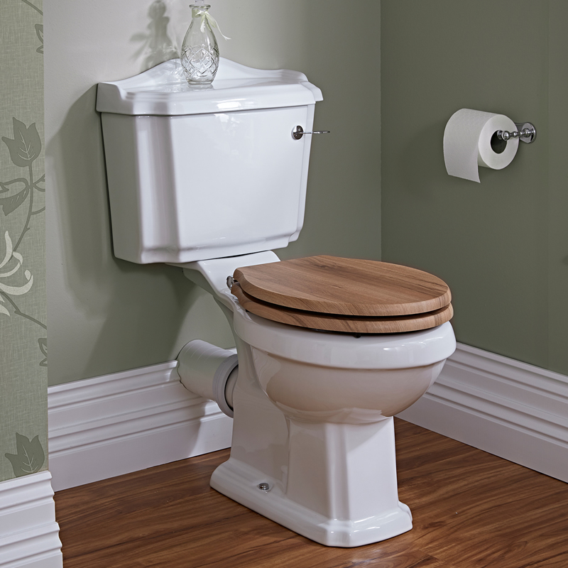 Traditionelle Toilette mit Toilettenbrille und Spülkasten