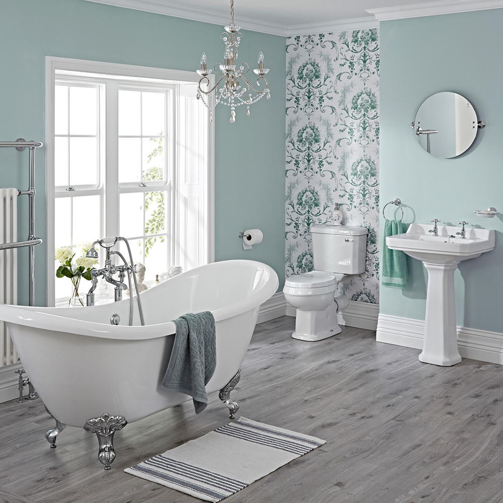 Traditionelle Badausstattung Carlton mit Toilette, Waschbecken, Badewanne und Armaturen - Greiffüße Chrom