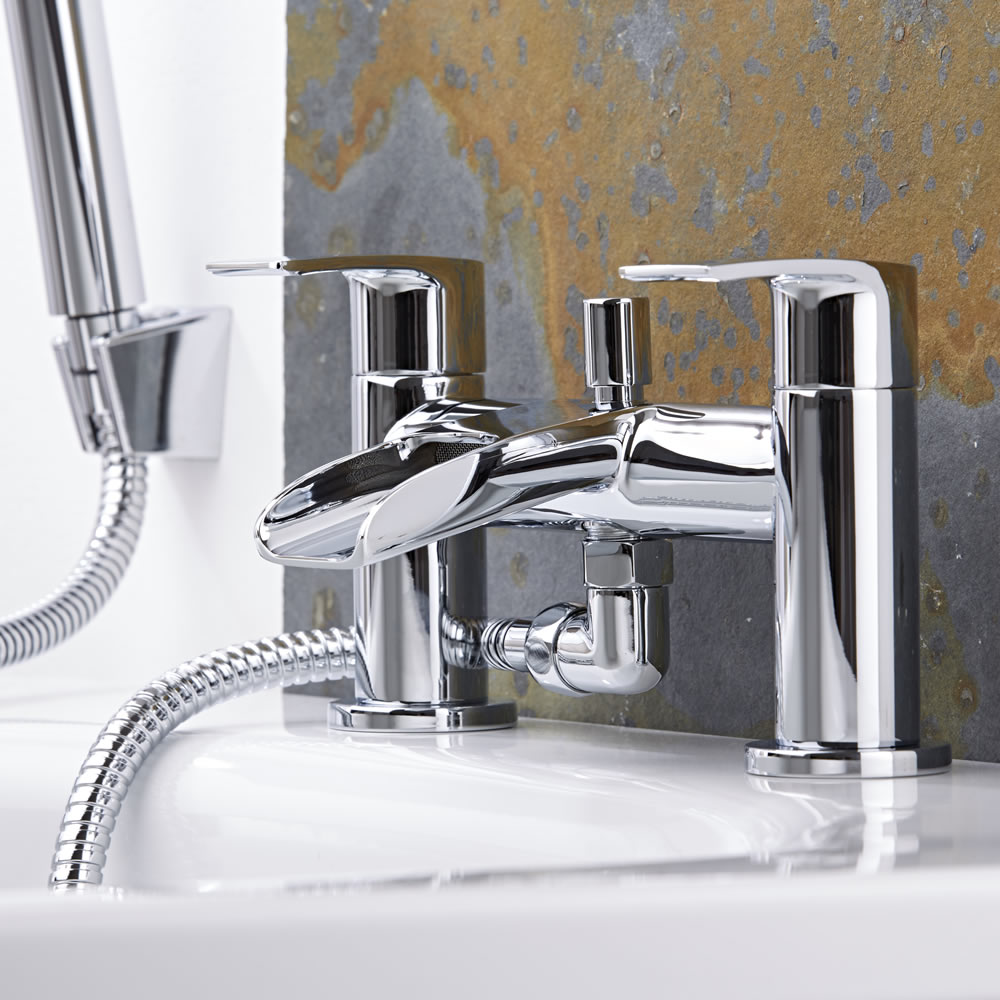 Badewannenarmatur mit Wasserfallausguss und Handbrause