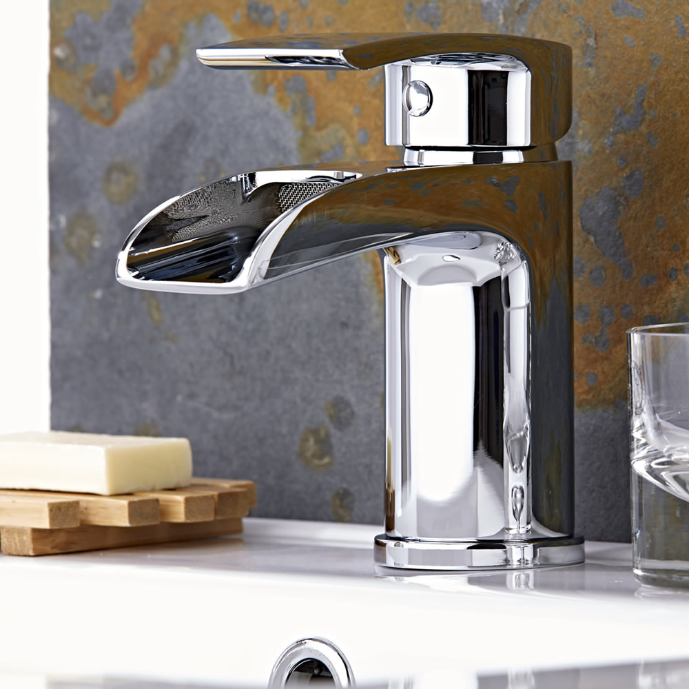 Ein-Hebel Waschtischarmatur mit Wasserfallausguss
