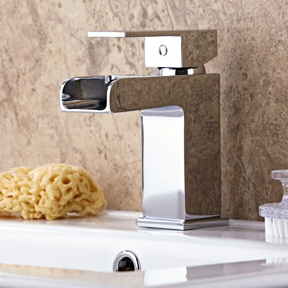 Moderne Einhebel Waschbeckenarmatur mit Wasserfallausguss - Parade