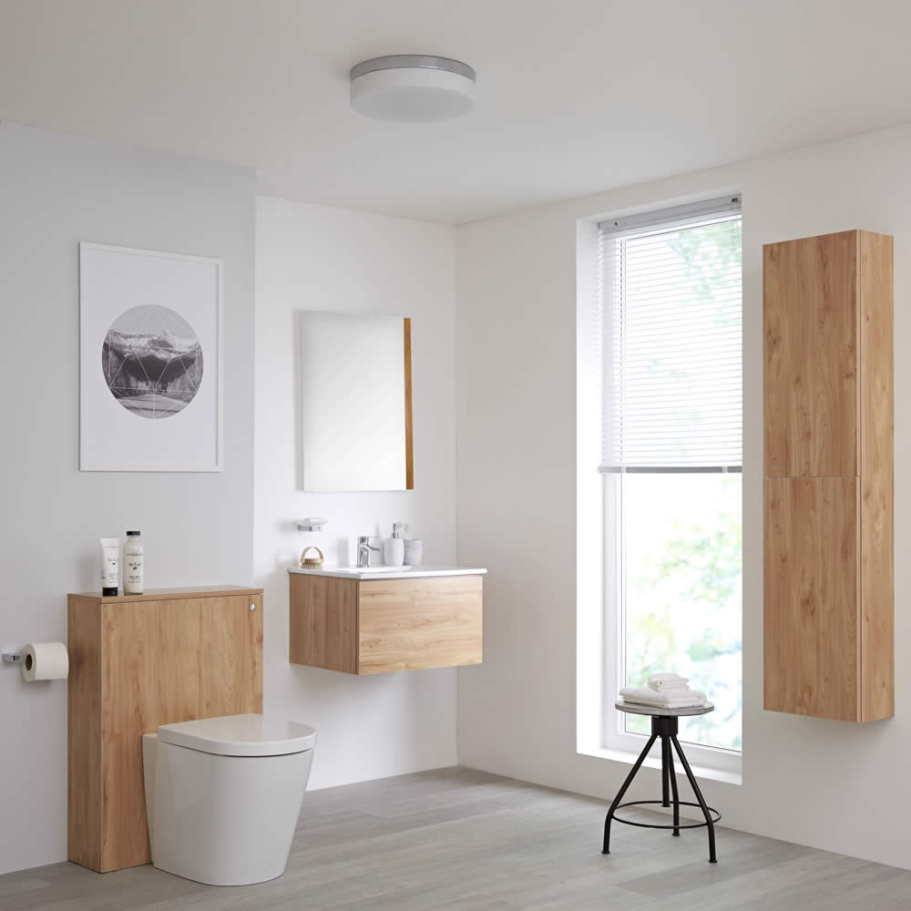 Hudson Reed Newington - Waschtisch mit Unterschrank 600mm, WC mit Vorwandelement, Badschrank & Spiegel - Goldeiche