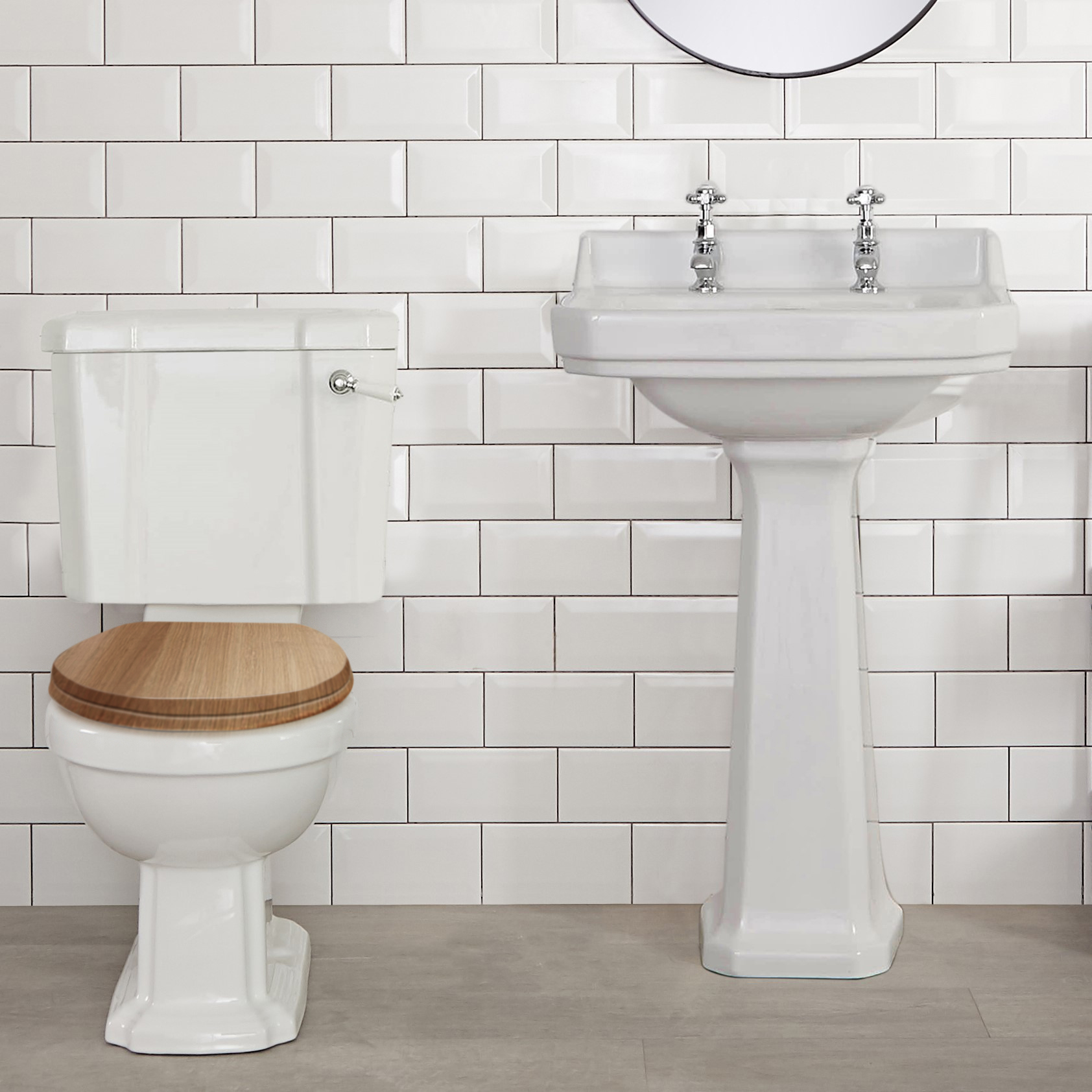 Traditionelle Toilette mit Spülkasten und Holzsitz