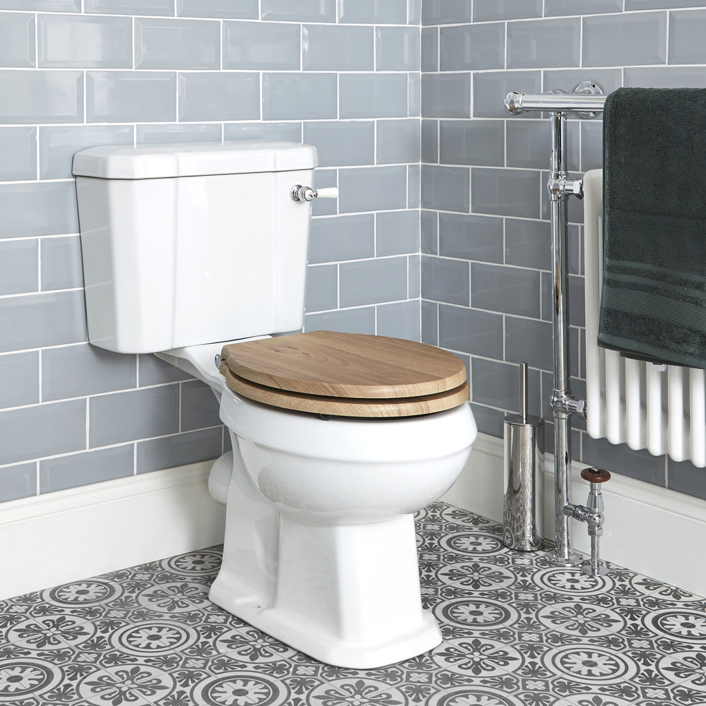 Traditionelle Toilette mit Spülkasten und Holzsitz