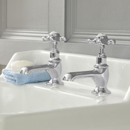 Hudson Reed Elizabeth - Traditionelle 2-Loch Kalt-/Warm-Waschtischarmatur, mit Kreuzgriffen - Chrom/Weiß