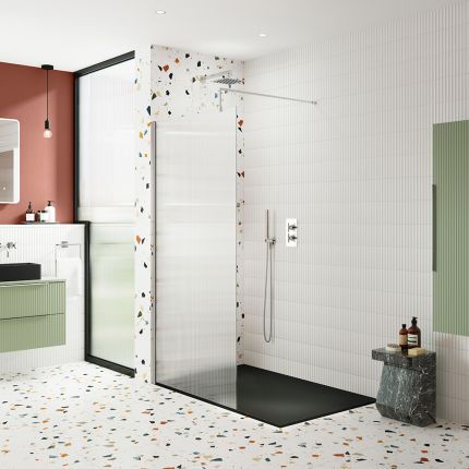 Walk-In Dusche mit geriffeltem Glas | Chrom - inkl. Duschwanne mit Schiefer-Effekt (Finish wählbar) – Größe und Seitenpaneel wählbar