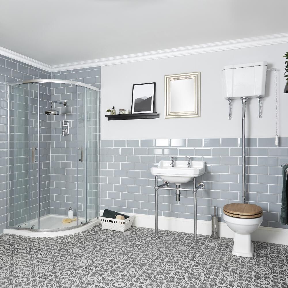 Nostalgie Bad Komplettset – Viertelkreis-Duschkabine, WC mit hohem Spülkasten und Waschbecken mit Metallgestell - Richmond