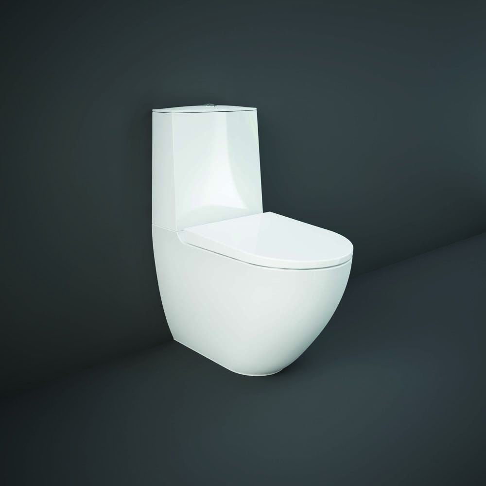 Stand WC ohne Spülrand mit aufgesetztem Spülkasten inkl. Sensorspülung & Sitz mit Absenkautomatik, Glanz-Weiß - RAK Des x Hudson Reed