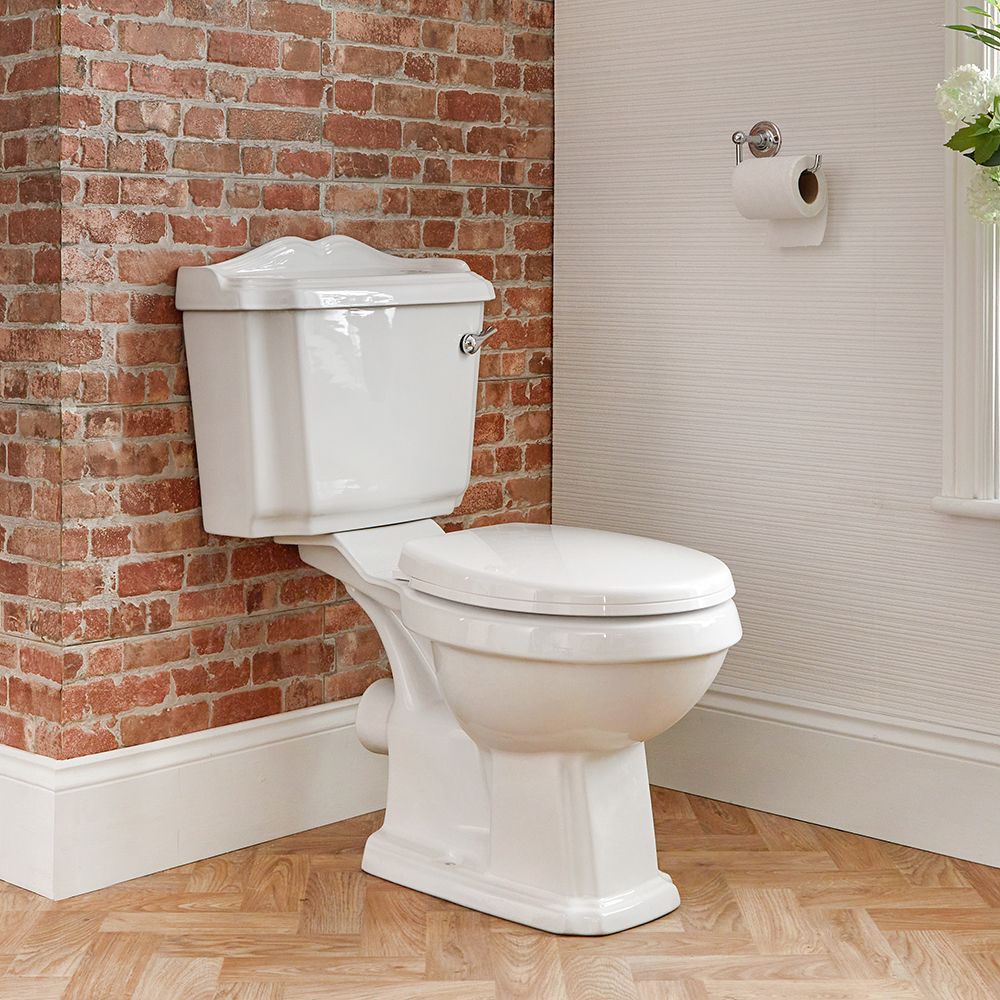 Weiße Stand Toilette mit aufgesetztem Spülkasten und Holzsitz - Oxford