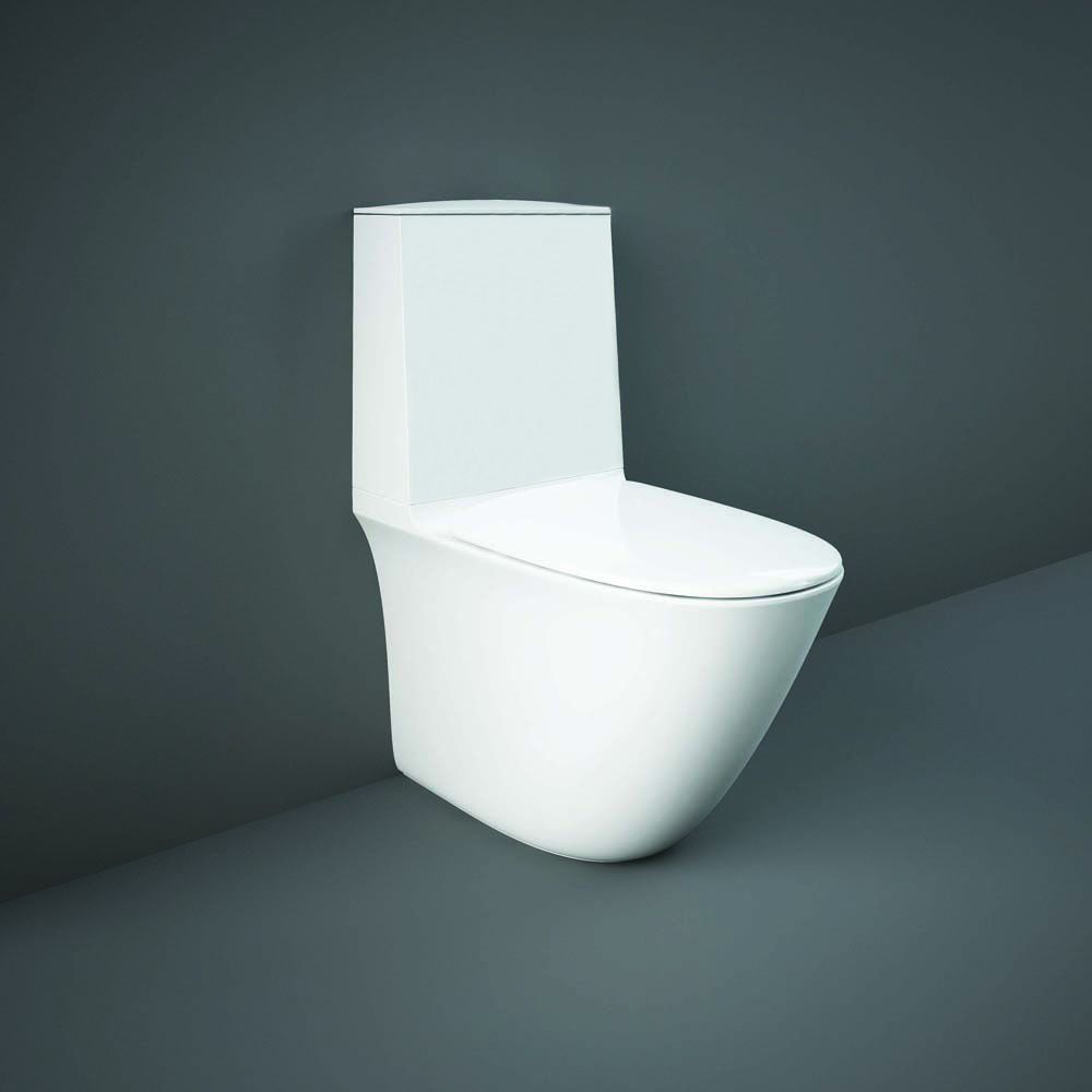 Stand WC ohne Spülrand mit aufgesetztem Spülkasten inkl. Sitz mit Absenkautomatik, Glanz-Weiß - RAK Sensation x Hudson Reed