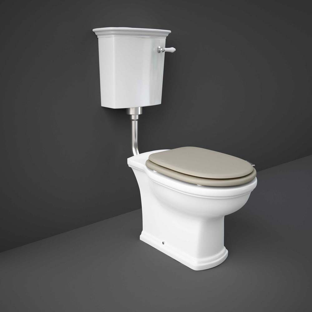 Traditionelles WC mit erhöhtem Spülkasten – Sitzfarbe wählbar – RAK Washington x Hudson Reed
