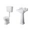 Traditionelle Badausstattung - mit Stand-WC, Stand-Waschbecken, freistehender Badewanne, Armaturen und weißen Löwenfüßen - Carlton