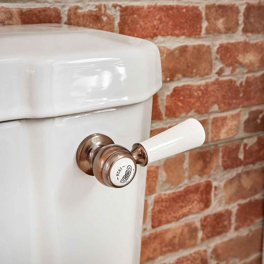 Traditionelles WC mit erhöhtem Spülkasten inklusive Holzsitz, Farbe der  Scharniere, des Spülrohrs und des Spülhebels Geölte Bronze – Richmond