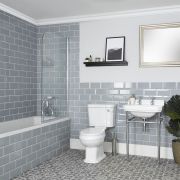 Traditionelles Stand-WC mit aufgesetztem Spülkasten & Waschbecken mit  Gestell - Chrom – Richmond