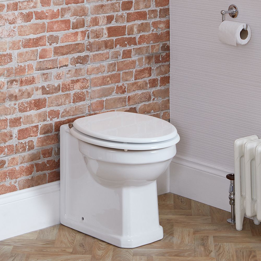 Traditionelles Stand WC inkl. Toilettensitz in Weiß, Farbe der Scharniere Wählbar - Richmond