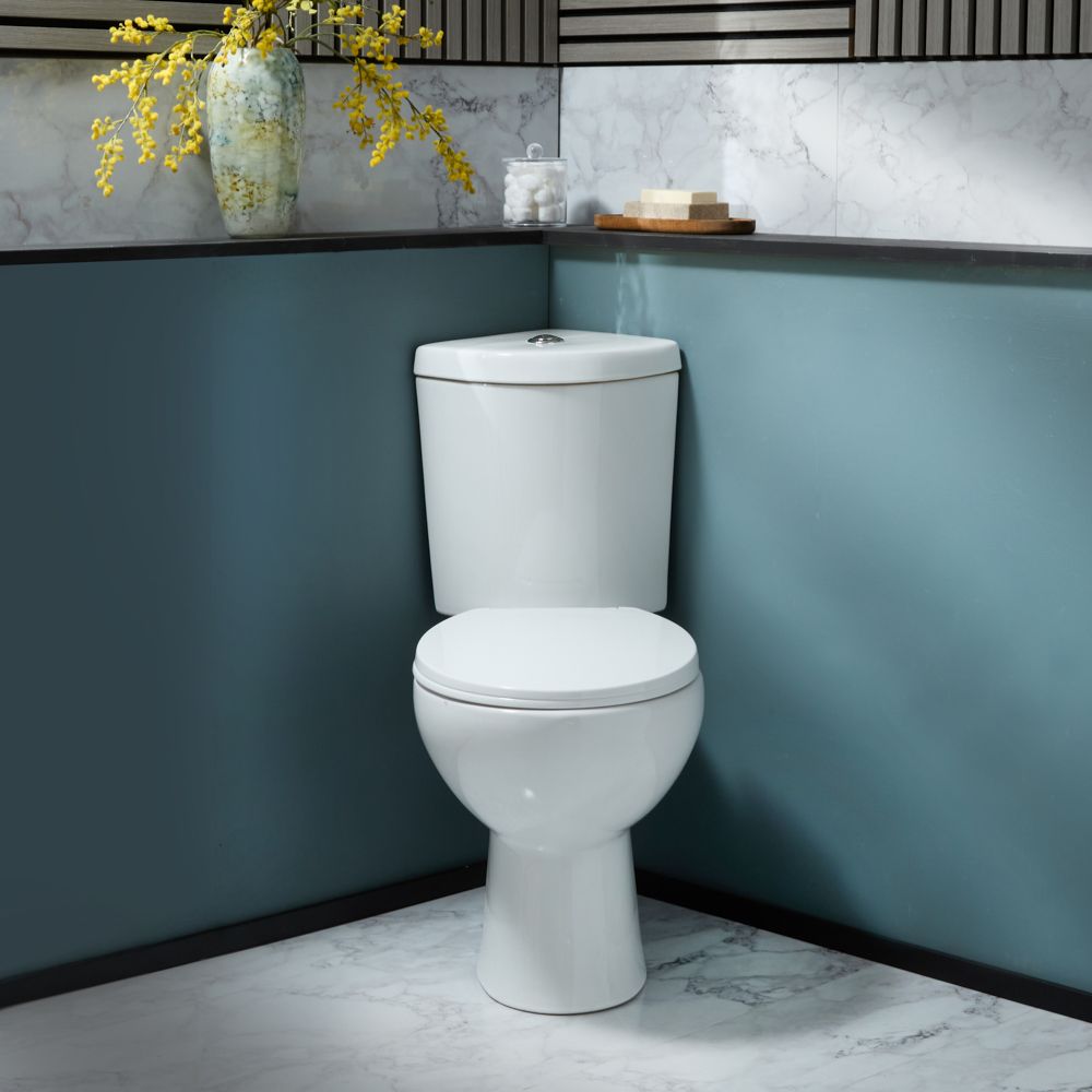Stand-WC (Eckausführung) mit aufgesetztem Spülkasten & Spülknopf in Chrom inkl. Sitz mit Absenkautomatik – Weiß - Belstone