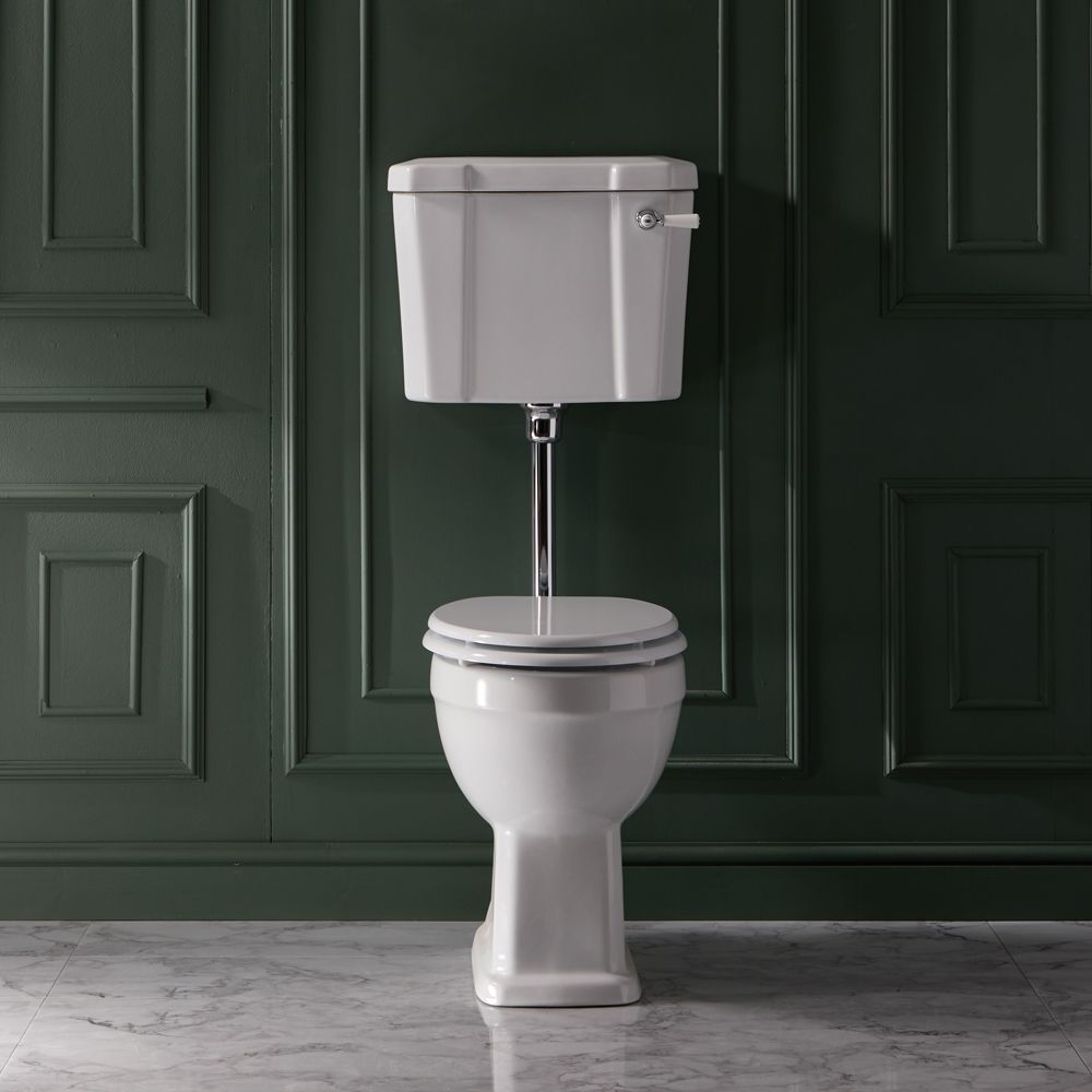 Traditionelles Stand WC erhöht mit erhöhtem Spülkasten inkl. Toilettensitz in Weiß, Farbe des Griffes Wählbar - Richmond