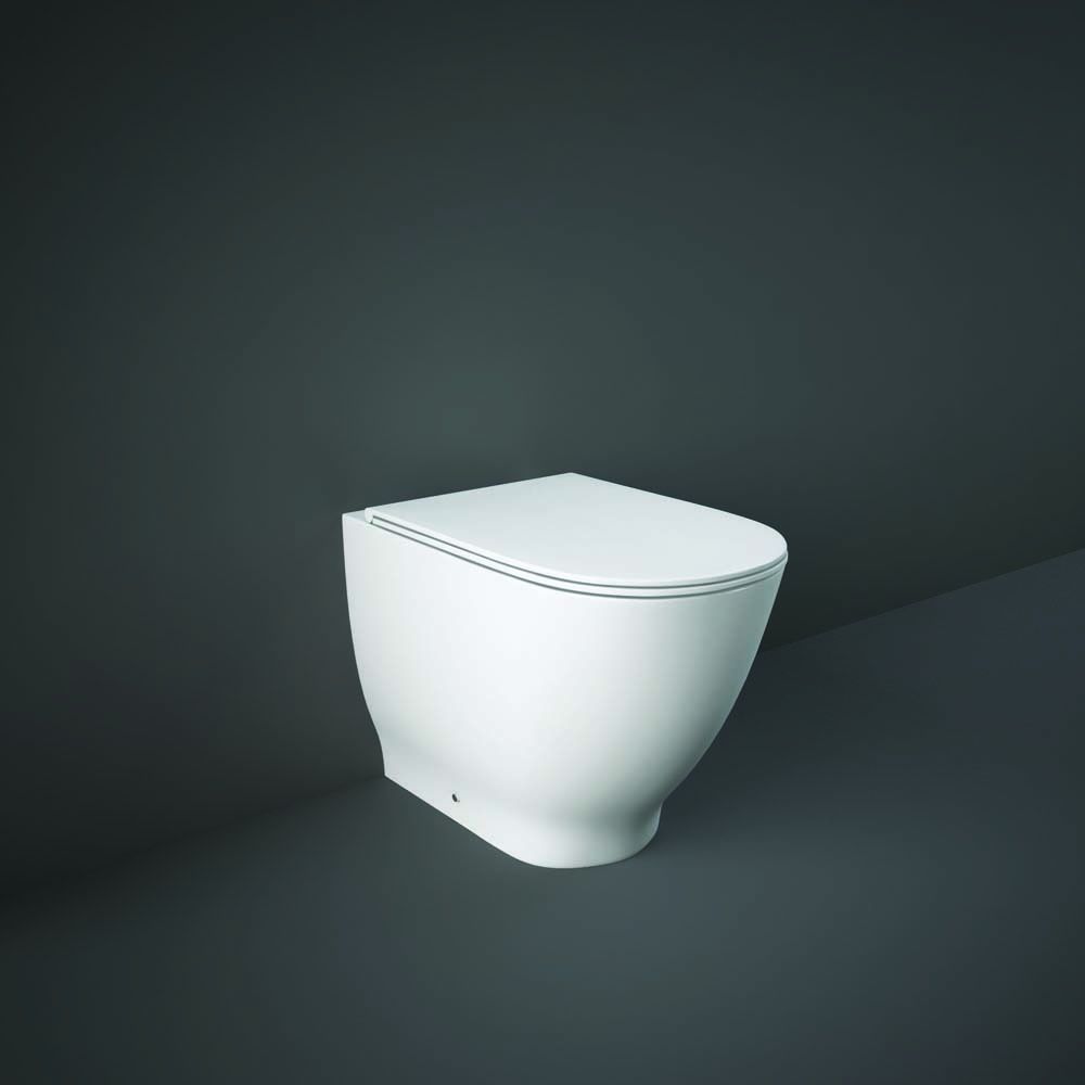 Stand-WC inkl. Sitz mit Absenkautomatik, 410mm x 360mm, Glanz-Weiß – RAK Moon x Hudson Reed