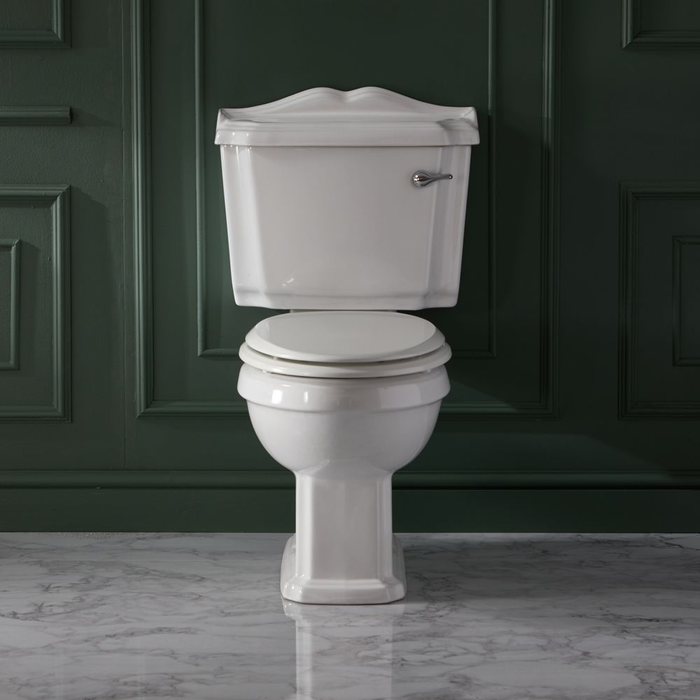 Weiße Stand Toilette mit aufgesetztem Spülkasten und Holzsitz - Regent