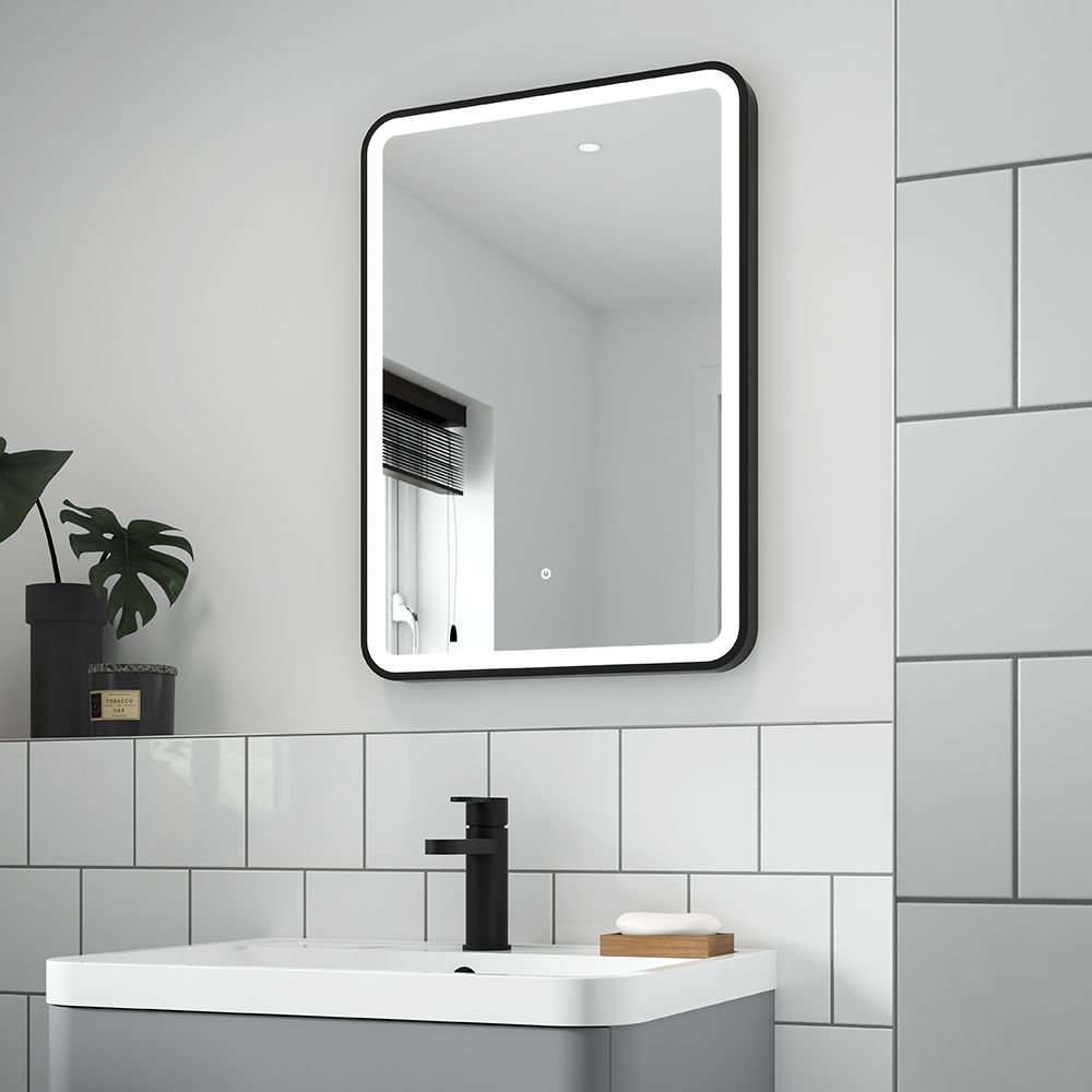 Beleuchteter 25W LED-Spiegel 500mm x 700mm mit einem Rahmen in Schwarz
