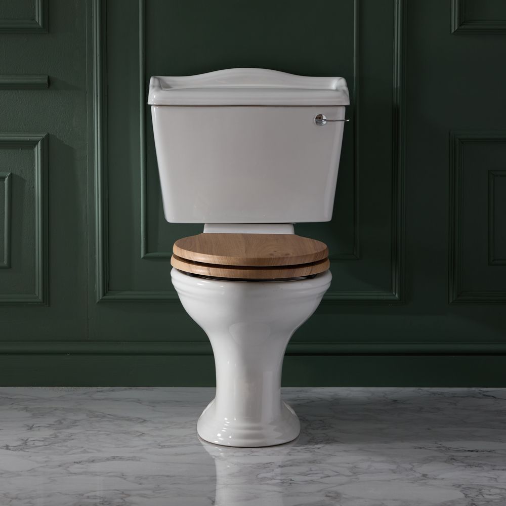 Weiße Stand Toilette mit aufgesetztem Spülkasten und Holzsitz - Ryther