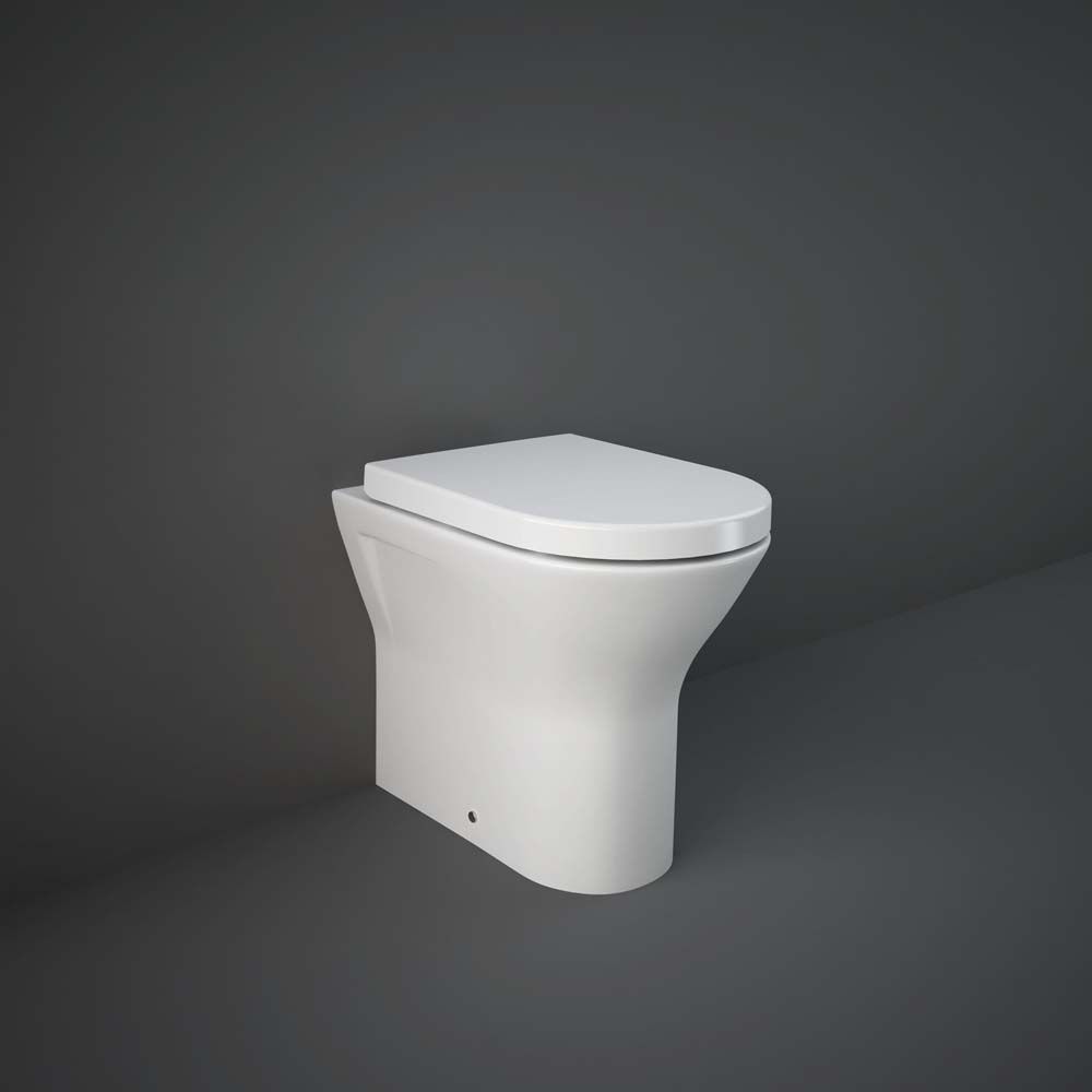 Erhöhte Standtoilette ohne Spülrand inkl. Sitz mit Absenkautomatik, 450mm, Glanz Weiß – RAK Resort x Hudson Reed