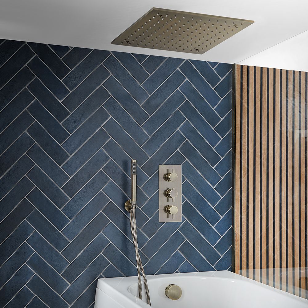 Thermostatische Dusche mit Umsteller inkl. Unterputz-Duschkopf, Handbrause und Überlauf-Wannenfüller inkl. Ablauf, antikes Messing – Alama
