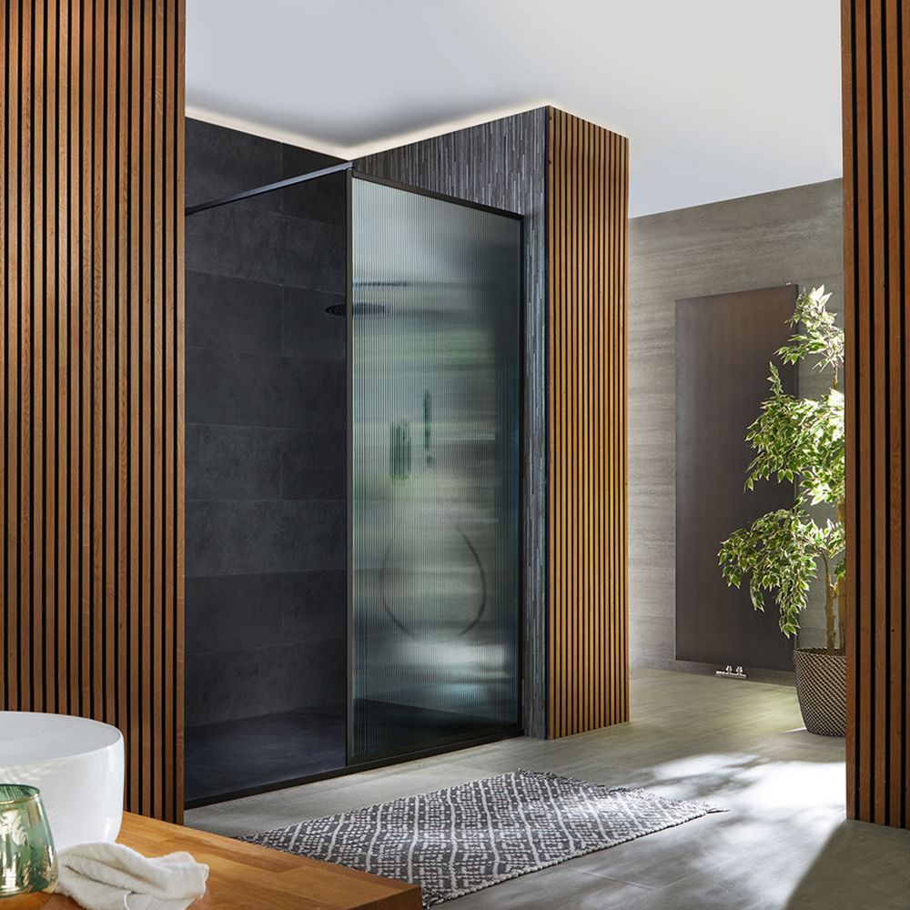 Walk-In Dusche mit geriffeltem Glas & schwarzem Rahmen Nischeneinbau - inkl. Duschwanne mit Schiefer-Effekt (Finish wählbar) – Größe wählbar - Florence