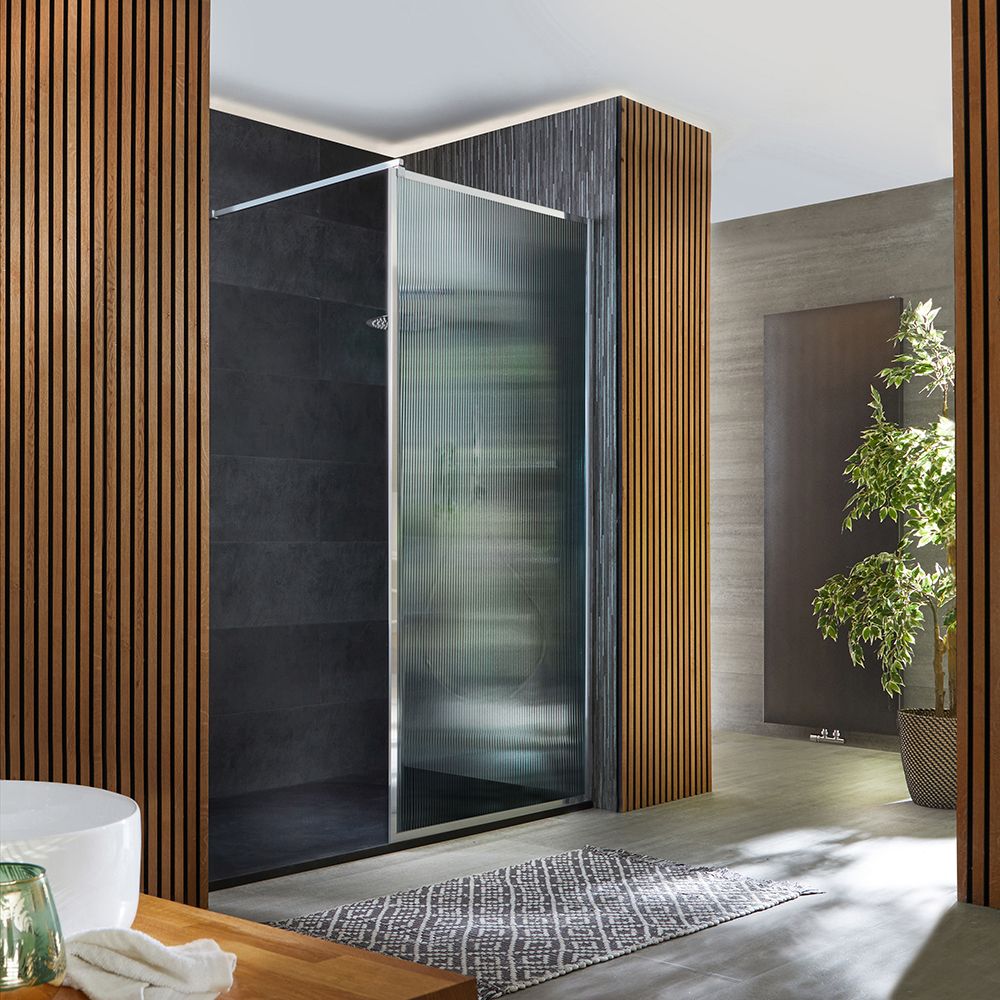 Walk-In Dusche mit geriffeltem Glas & Rahmen in Chrom Nischeneinbau - inkl. Duschwanne mit Schiefer-Effekt (Finish wählbar) – Größe wählbar - Florence