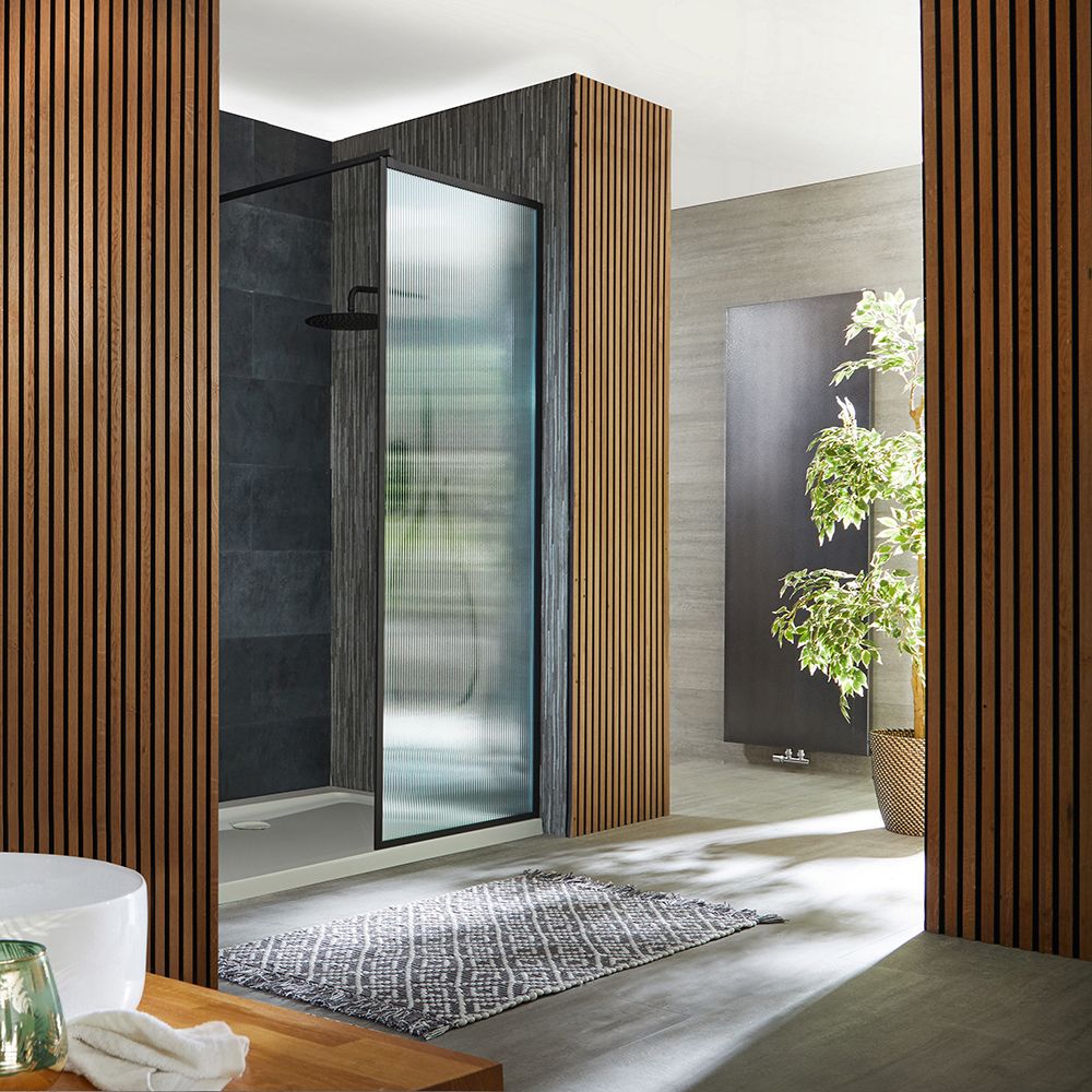 Walk-In Dusche mit geriffeltem Glas und schwarzem Rahmen, Nischeneinbau - inkl. Duschwanne – Größe wählbar - Florence