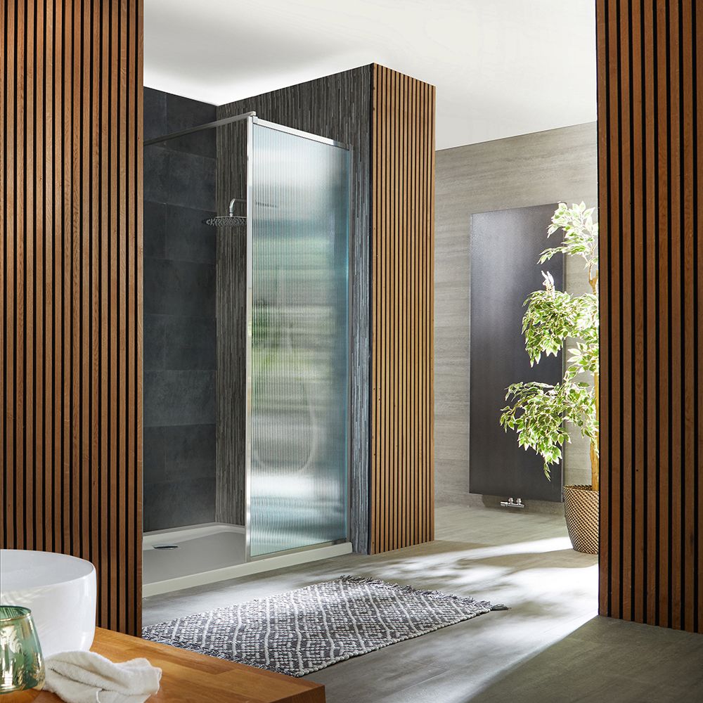 Walk-In Dusche mit geriffeltem Glas und Rahmen in Chrom, Nischeneinbau - inkl. Duschwanne – Größe wählbar - Florence