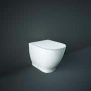 Stand-WC inkl. Sitz mit Absenkautomatik, 410mm x 360mm, Glanz-Weiß – RAK Moon x Hudson Reed