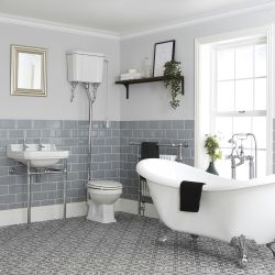 Badezimmerset Retro - mit freistehender Badewanne, WC mit hohem Spülkasten und Waschbecken mit Metallgestell - Richmond