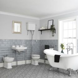 Badezimmerset Retro - mit freistehender Badewanne, WC mit hohem Spülkasten, Waschbecken mit Metallgestell und Bidet – Richmond