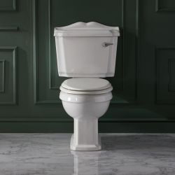 Weiße Stand Toilette mit aufgesetztem Spülkasten und Holzsitz - Regent