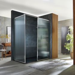 Walk-In Dusche mit geriffeltem Glas & Rahmen in Chrom, Eckeinbau - inkl. Duschwanne mit Schiefer-Effekt (Finish wählbar) – Größe wählbar - Florence