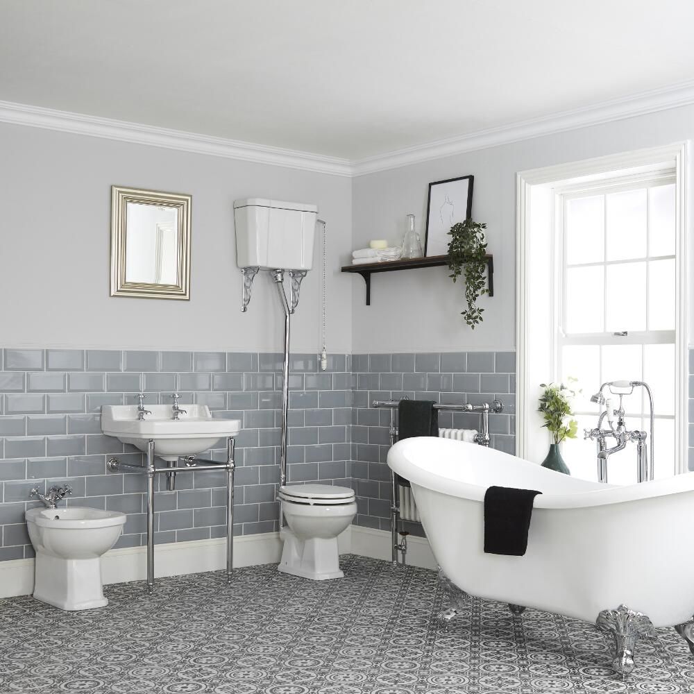 Badezimmerset Retro - mit freistehender Badewanne, WC mit hohem Spülkasten, Waschbecken mit Metallgestell und Bidet – Richmond