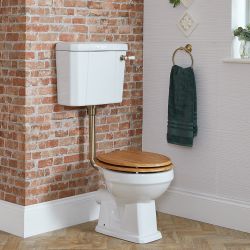 Traditionelles WC mit erhöhtem Spülkasten inklusive Holzsitz, Farbe der Scharniere, des Spülrohrs und des Spülhebels wählbar – Richmond
