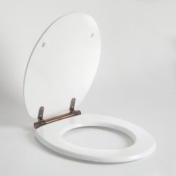 Traditioneller Toilettensitz in Weiß mit Scharnieren in geölter Bronze - Richmond
