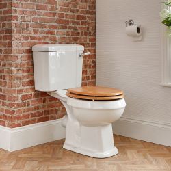 Weiße Stand Toilette mit aufgesetztem Spülkasten und Holzsitz - Richmond