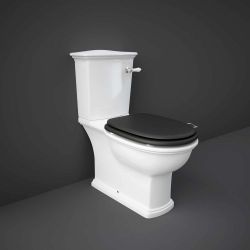Traditionelles WC mit aufgesetztem Spülkasten und Hebelgriff – Sitzfarbe wählbar – RAK Washington x Hudson Reed
