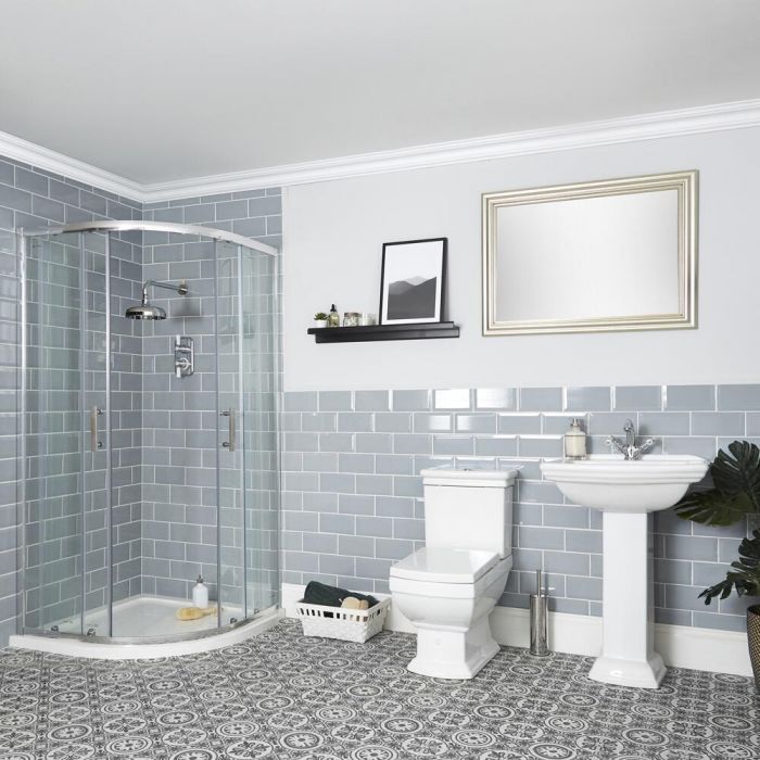 Traditionelle Badeinrichtung mit Viertelkreisduschkabine, WC und Standwaschbecken - Chester