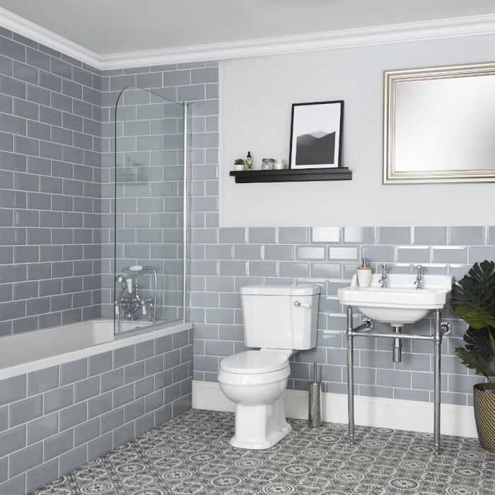 Traditionelles Badezimmerset – mit Einbau-Badewanne, WC und Waschbecken mit Metallgestell - Richmond
