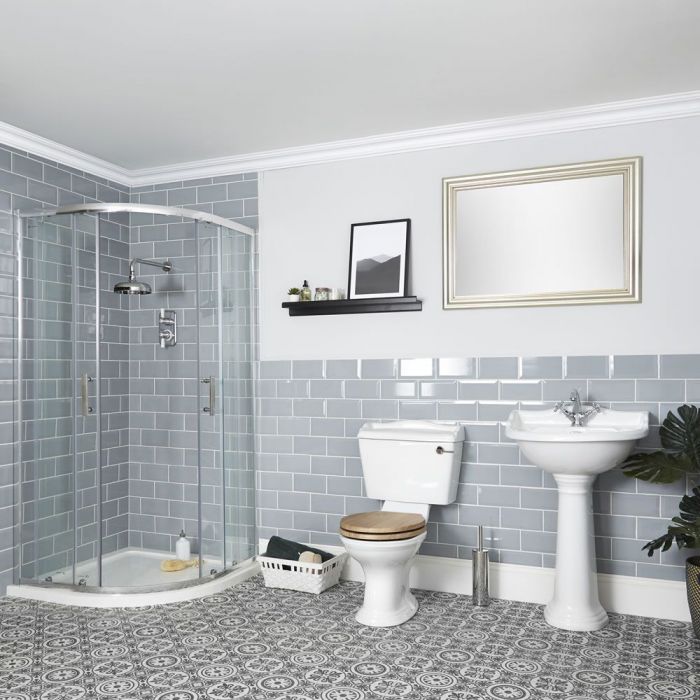 Traditionelle Badausstattung mit Viertelkreis-Dusche, WC und Säulenwaschbecken - Ryther