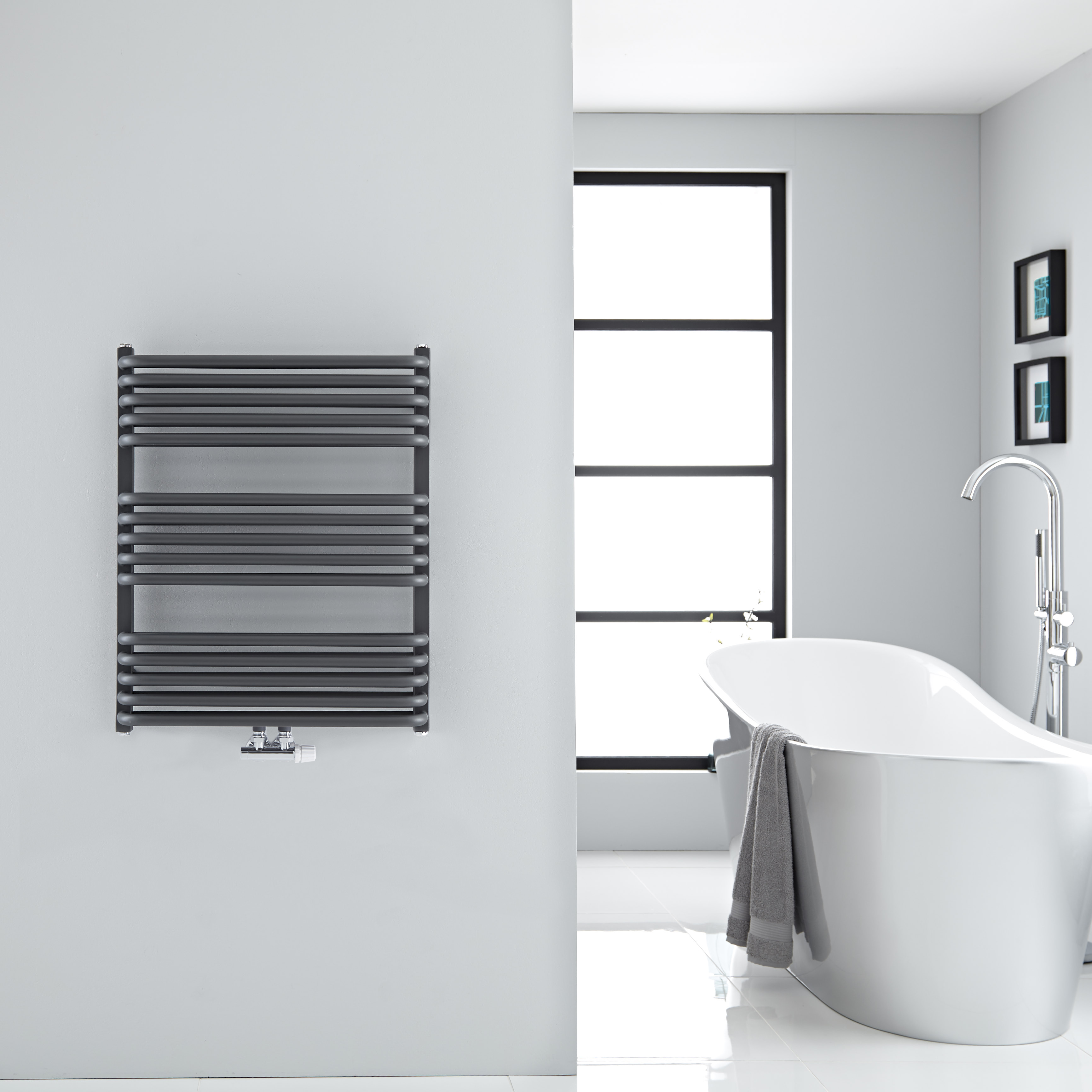 Handtuchheizkörper Vertikal Mittelanschluss Anthrazit 736mm x 600mm 896W - Arch