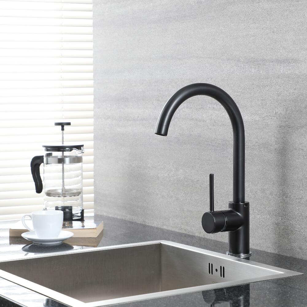 Schwenkbare Küchenarmatur in Schwarz und Chrom