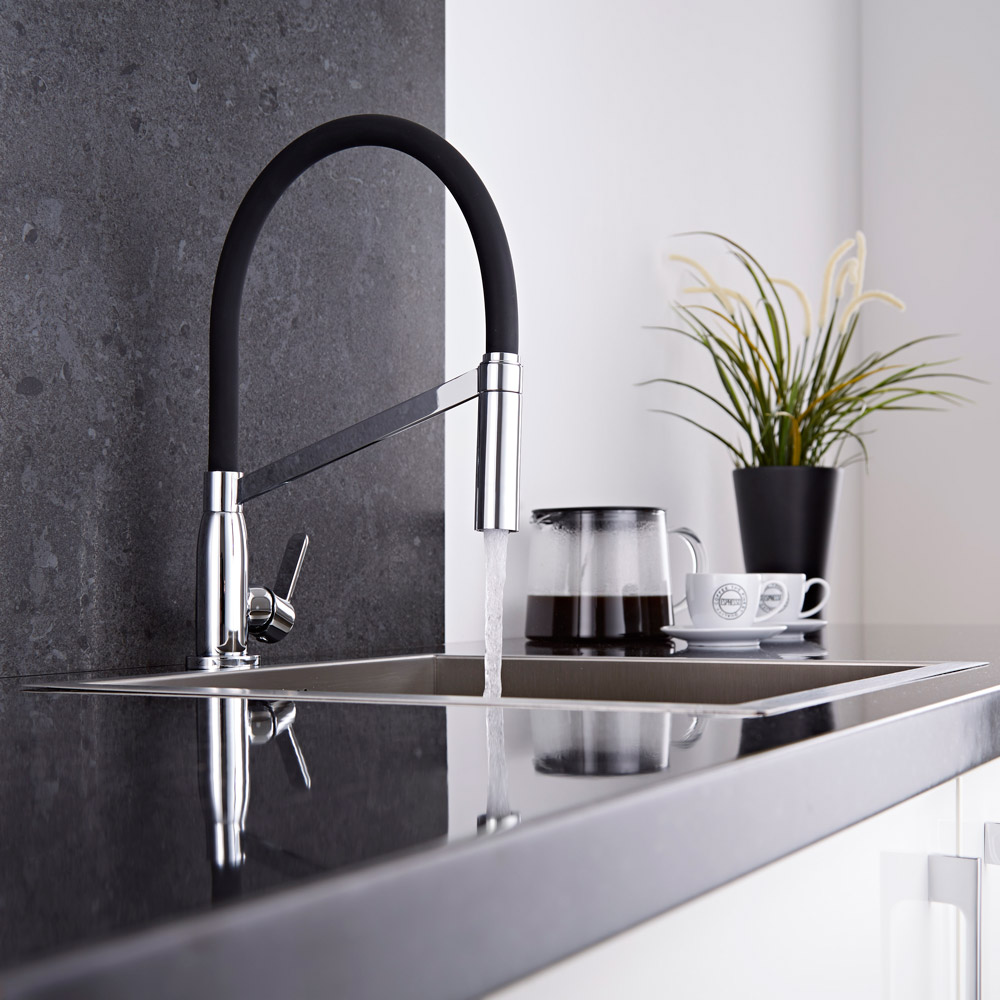 Küchenarmatur mit flexibler Brause in Schwarz und Chrom - rund